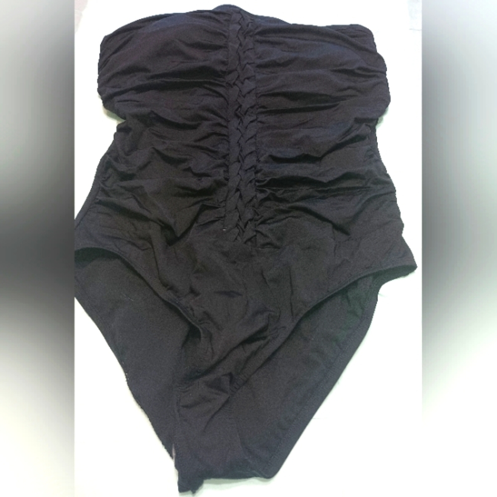 Women's strapless swimsuit